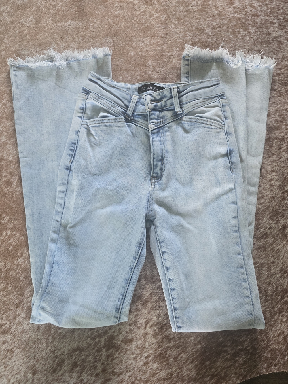 High-Rise Frayed Hem Light Blue Jeans - Women